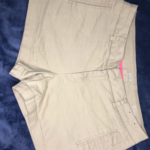 Khaki color shorts - Picture 3 of 5